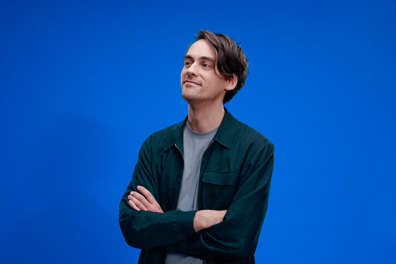 Alexander Klopping portrait in a blue background