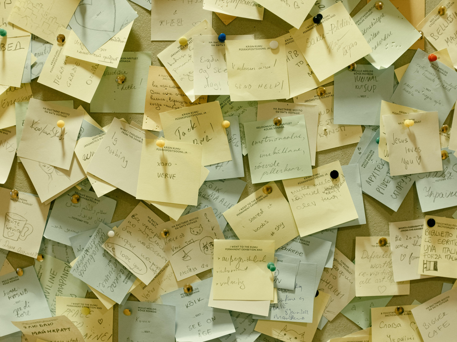Sticky notes on a corkboard with handwritten messages, including one reading 'xoxo - VERVE' in Tallinn